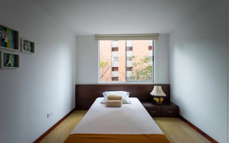 Mid-term stay in El Poblado: 2 bedrooms, balcony in nature, parking.
