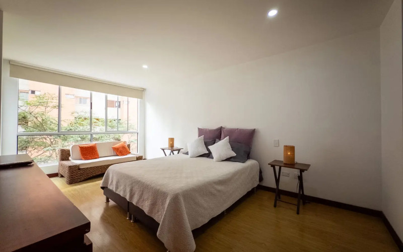 Mid-term stay in El Poblado: 2 bedrooms, balcony in nature, parking.