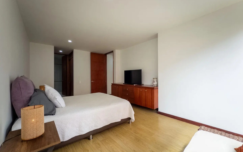 Mid-term stay in El Poblado: 2 bedrooms, balcony in nature, parking.