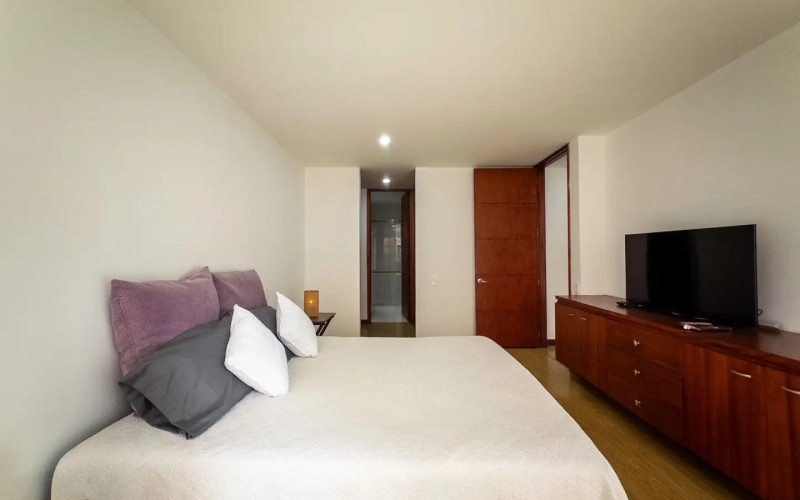 Mid-term stay in El Poblado: 2 bedrooms, balcony in nature, parking.
