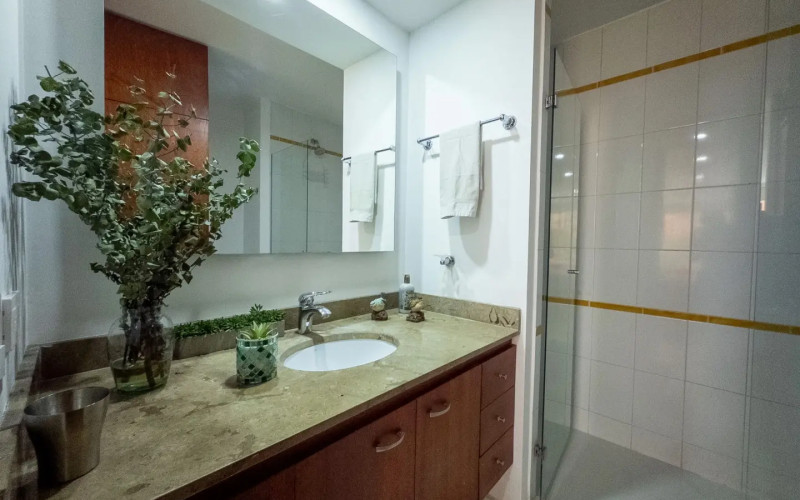 Mid-term stay in El Poblado: 2 bedrooms, balcony in nature, parking.