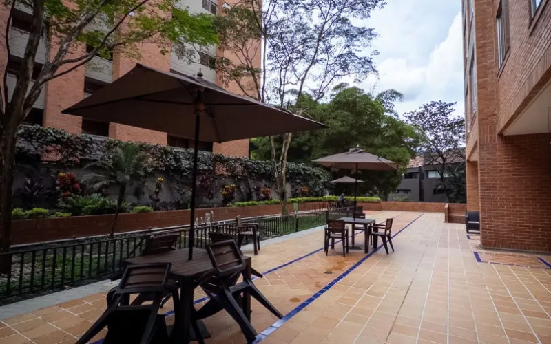 Mid-term stay in El Poblado: 2 bedrooms, balcony in nature, parking.