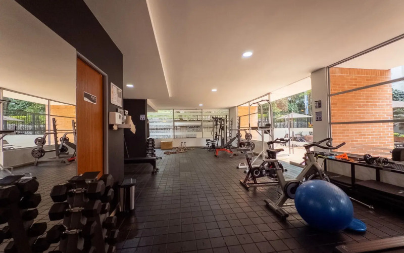 Mid-term stay in El Poblado: 2 bedrooms, balcony in nature, parking.