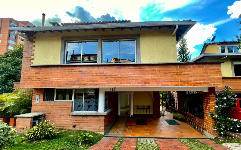Exceptional House in El Esmeraldal | Private Garden, 3 Levels & 4 Parking Spaces