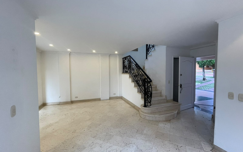 Exceptional House in El Esmeraldal | Private Garden, 3 Levels & 4 Parking Spaces