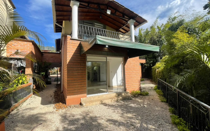 Exceptional House in El Esmeraldal | Private Garden, 3 Levels & 4 Parking Spaces