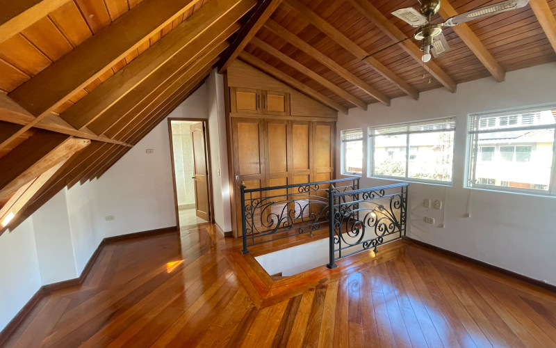 Exceptional House in El Esmeraldal | Private Garden, 3 Levels & 4 Parking Spaces