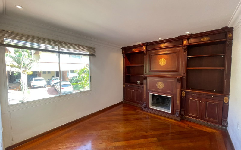 Exceptional House in El Esmeraldal | Private Garden, 3 Levels & 4 Parking Spaces