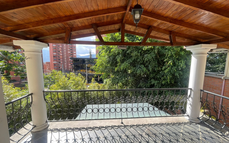Exceptional House in El Esmeraldal | Private Garden, 3 Levels & 4 Parking Spaces