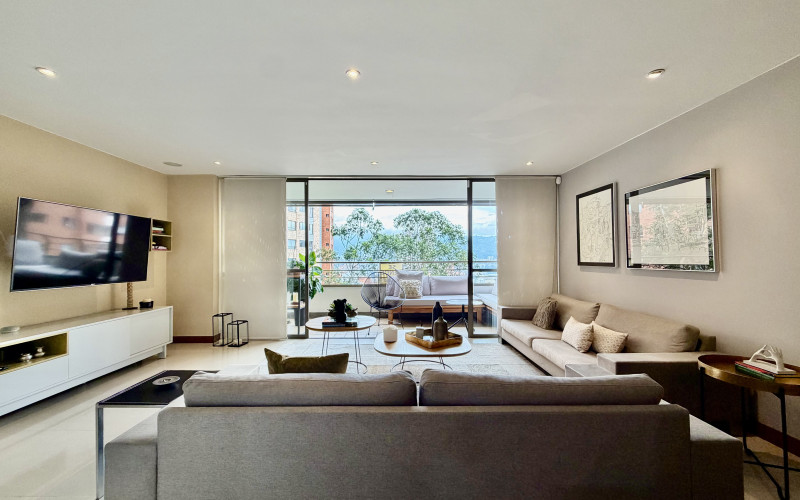 Elegant 3-Bedroom Apartment with Balcony in El Tesoro - Poblado