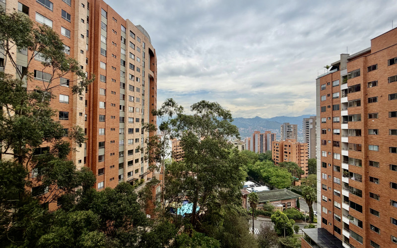 Elegant 3-Bedroom Apartment with Balcony in El Tesoro - Poblado