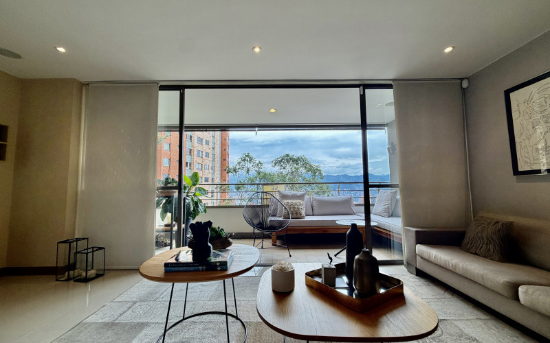 Elegant 3-Bedroom Apartment with Balcony in El Tesoro - Poblado