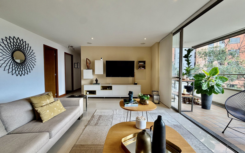 Elegant 3-Bedroom Apartment with Balcony in El Tesoro - Poblado