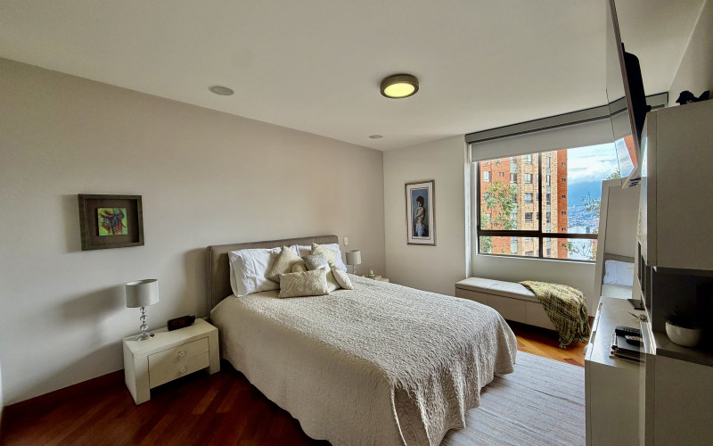 Elegant 3-Bedroom Apartment with Balcony in El Tesoro - Poblado