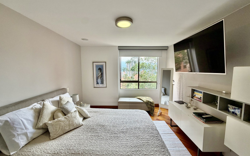 Elegant 3-Bedroom Apartment with Balcony in El Tesoro - Poblado