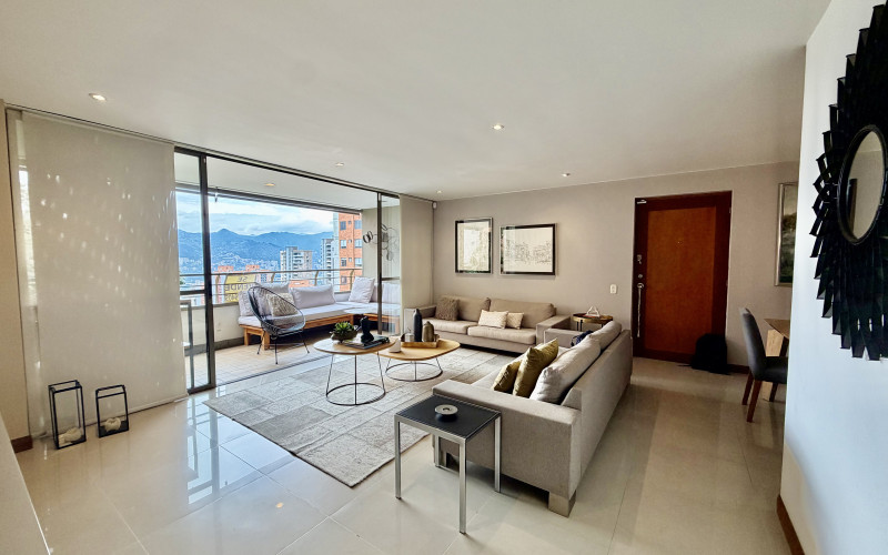 Elegant 3-Bedroom Apartment with Balcony in El Tesoro - Poblado