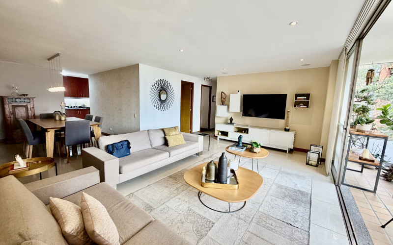 Elegant 3-Bedroom Apartment with Balcony in El Tesoro - Poblado
