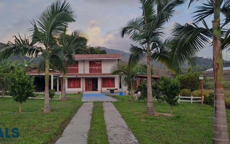 Casa en Gomez Plata en la vega