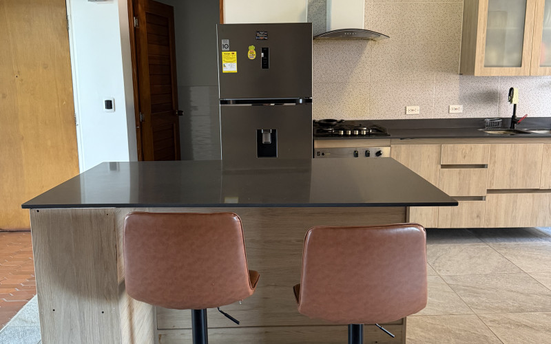 SPACIOUS & ELEGANT FURNISHED APARTMENT IN LAURELES