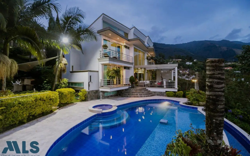 Casa en Medellín en Altos del Poblado