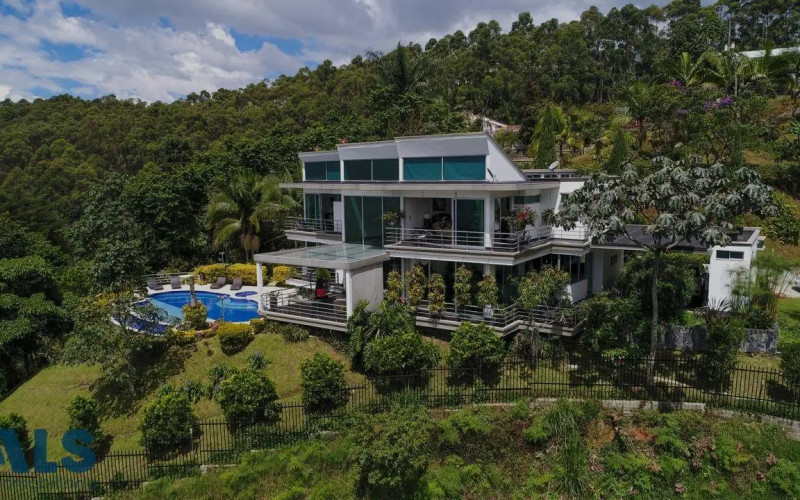 Casa en Medellín en Altos del Poblado