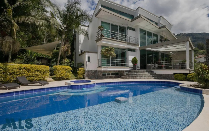 Casa en Medellín en Altos del Poblado