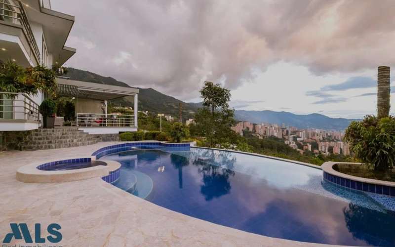 Casa en Medellín en Altos del Poblado