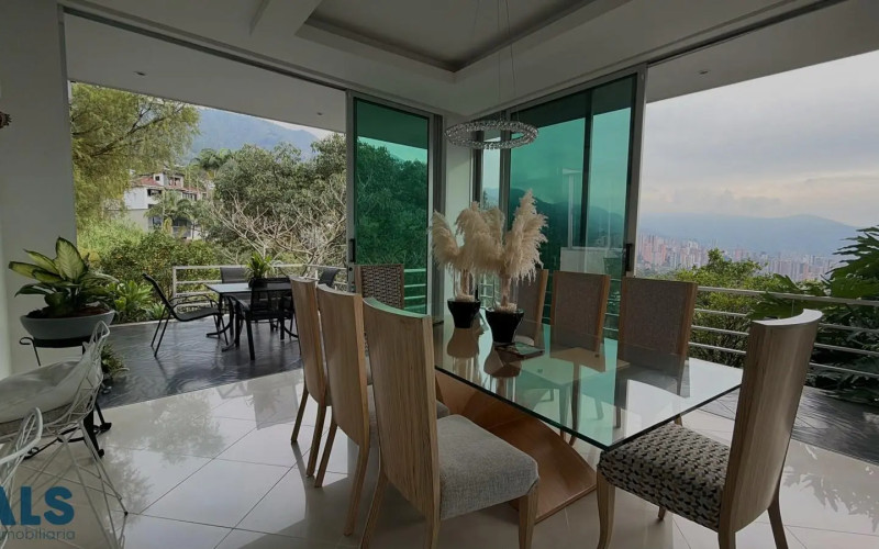 Casa en Medellín en Altos del Poblado