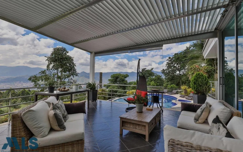 Casa en Medellín en Altos del Poblado
