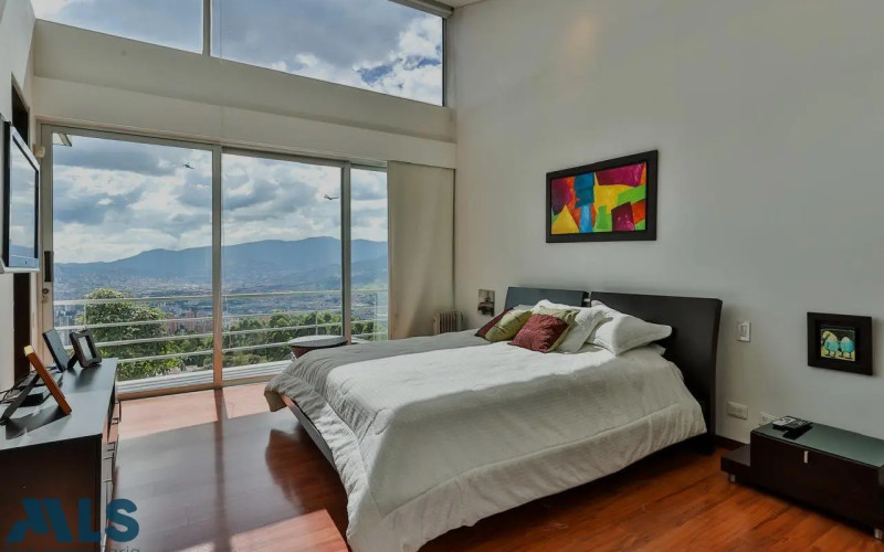 Casa en Medellín en Altos del Poblado